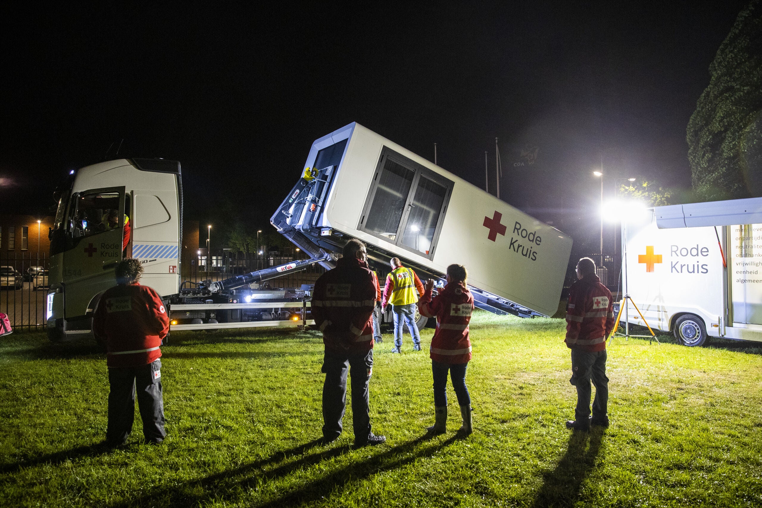 The Dutch Red Cross is unloading at a deployment site